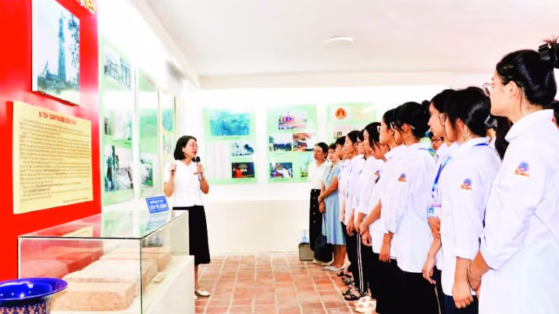 Học sinh Trường trung học phổ thông Mỹ Lộc, phường Nam Định tham quan, tìm hiểu lịch sử-văn hóa tại bảo tàng.