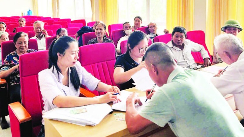 Các hộ dân xã Phú Thái ký cam kết thực hiện chính sách đền bù hỗ trợ giải phóng mặt bằng.