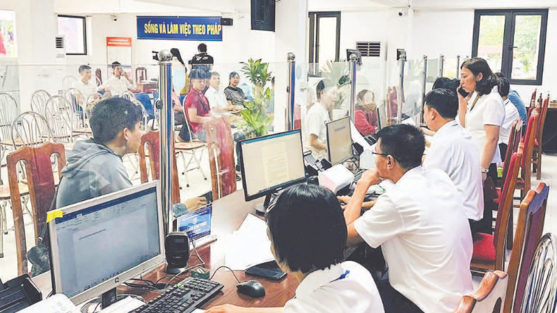 Người dân đến làm thủ tục hành chính tại điểm phục vụ hành chính công xã Ô Diên.