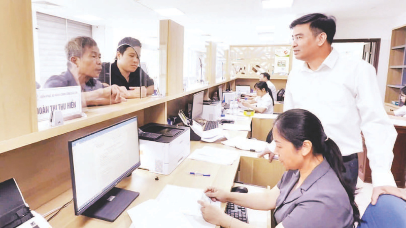Cán bộ xã Gia Lâm hướng dẫn người dân giải quyết thủ tục hành chính.