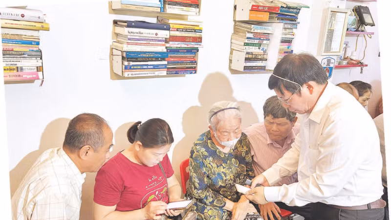 Thầy giáo Đinh Ngọc Sơn hướng dẫn học viên tạo tài khoản email.