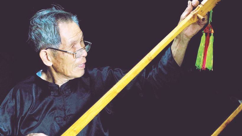 Nghệ nhân Lương Thiêm Phú, xã Bình Liêu chế tác tính tẩu.