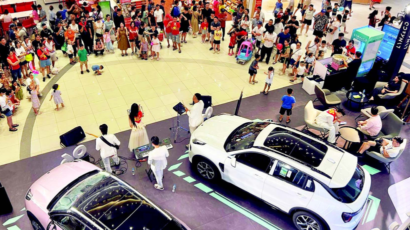 Nhiều trung tâm thương mại lớn được đưa vào hoạt động trong vùng Đồng bằng sông Hồng thời gian qua.