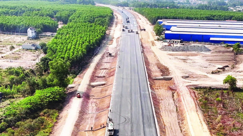 Đường cao tốc Biên Hòa-Vũng Tàu qua địa bàn phường Tam Phước đang thi công sau khi được bàn giao mặt bằng.