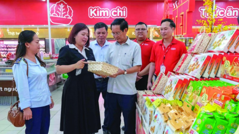 Đoàn công tác của Sở Công thương thành phố Cần Thơ kiểm tra tình hình chuẩn bị hàng hóa phục vụ Tết Nguyên đán Bính Ngọ 2026 tại các hệ thống bán lẻ lớn trên địa bàn thành phố. (Ảnh LIÊM THANH)
