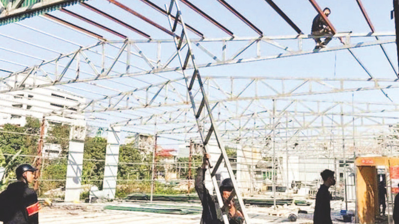 Lực lượng chức năng xã Thanh Trì tháo dỡ công trình vi phạm trên đất nông nghiệp.