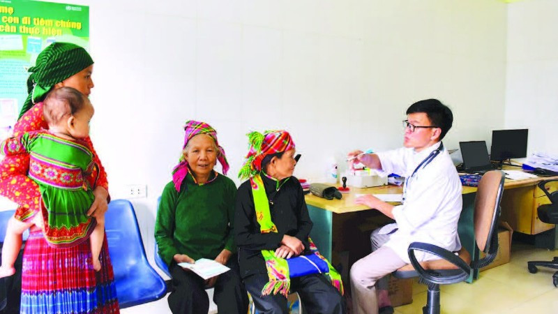 Người dân đến khám sức khỏe tại Trạm Y tế xã Sơn Vĩ.