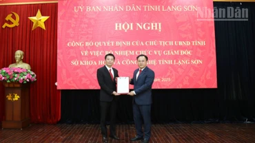 Đồng chí Nguyễn Quang Huy, Tỉnh ủy viên, Giám đốc Sở Khoa học và Công nghệ tỉnh Lạng Sơn nhận quyết định từ Phó Chủ tịch Ủy ban nhân dân tỉnh Lạng Sơn.