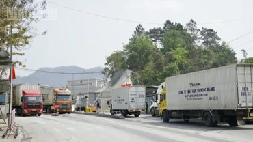Các phương tiện xuất nhập khẩu tại khu vực Cửa khẩu Quốc tế Hữu Nghị, tỉnh Lạng Sơn.