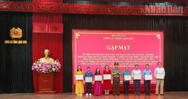 Các cơ quan báo chí nhận Giấy khen của Công an tỉnh Lạng Sơn.