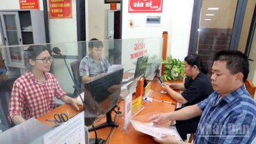 Công chức xã Chi Lăng, tỉnh Lạng Sơn giải quyết thủ tục hành chính cho nhân dân. 