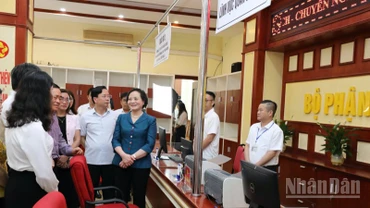 Đồng chí Phạm Thị Thanh Trà, Ủy viên Trung ương Đảng, Bộ trưởng Nội vụ kiểm tra tại khu vực Trung tâm phục vụ hành chính công, phường Đông Kinh, tỉnh Lạng Sơn. 