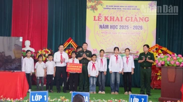 Đại tá Đào Quốc Thạo, Phó Bí thư Đảng ủy, Chỉ huy trưởng Bộ đội Biên phòng Lạng Sơn (đứng giữa) trao các phần hỗ trợ cho 10 em học sinh tại Trường Mầm non, Tiểu học và Trung học cơ sở Tam Gia, xã Khuất Xá, tỉnh Lạng Sơn.