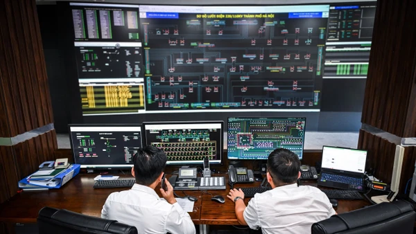 Bên cạnh nhiệm vụ giám sát và điều khiển hệ thống điện Thủ đô hoạt động liên tục và ổn định, Trung tâm Điều độ Hệ thống điện Thành phố Hà Nội còn là nơi theo dõi tình trạng vận hành của các trạm biến áp, đường dây truyền tải và phân phối điện. Ảnh: Thành Đạt