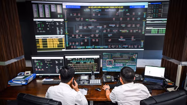 Bên cạnh nhiệm vụ giám sát và điều khiển hệ thống điện Thủ đô hoạt động liên tục và ổn định, Trung tâm Điều độ Hệ thống điện Thành phố Hà Nội còn là nơi theo dõi tình trạng vận hành của các trạm biến áp, đường dây truyền tải và phân phối điện. Ảnh: Thành Đạt