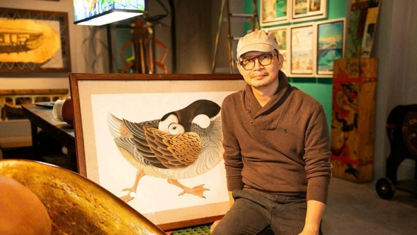 Họa sĩ Tạ Huy Long trong xưởng mở của anh, tại Không gian Manzi, Hà Nội. Ảnh: Nhân vật cung cấp