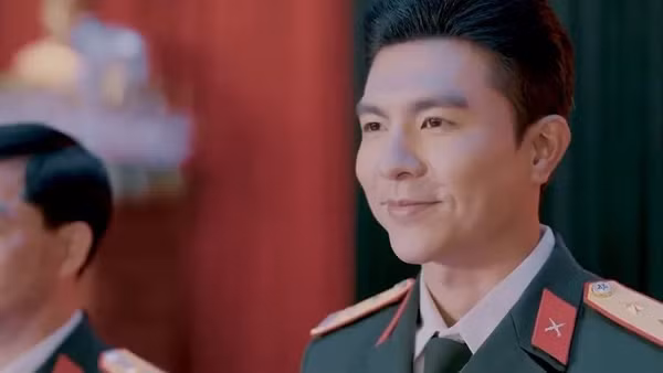 Diễn viên Steven Nguyễn (bên phải ảnh) đảm nhận vai chính trong phim.