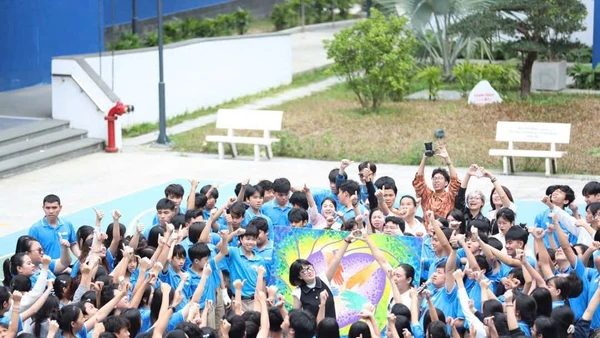 Học sinh Hope School sôi nổi tham gia "Chấm - Chạm" và giao lưu cùng họa sĩ Trương Vũ Trung. (Ảnh ĐÔNG THI)