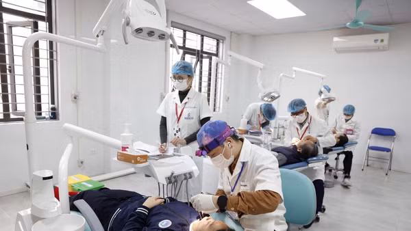 Khám sức khỏe cho người dân tại Phòng khám đa khoa Đại học Y Hà Nội đặt tại Trạm Y tế phường Vĩnh Hưng. (Ảnh Như Ý)