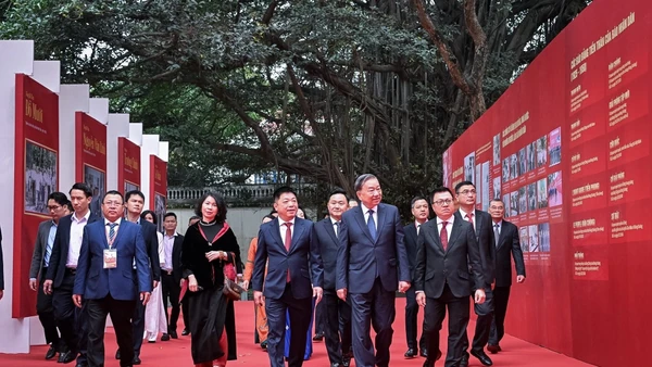 Tổng Bí thư Tô Lâm và các đồng chí lãnh đạo Đảng, Nhà nước tham quan trưng bày Báo Nhân Dân 75 năm đồng hành cùng đất nước. (Ảnh Thành Đạt) 