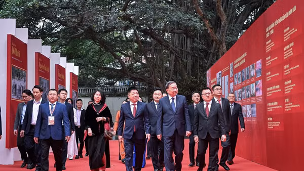 Tổng Bí thư Tô Lâm và các đồng chí lãnh đạo Đảng, Nhà nước tham quan trưng bày Báo Nhân Dân 75 năm đồng hành cùng đất nước. (Ảnh Thành Đạt) 