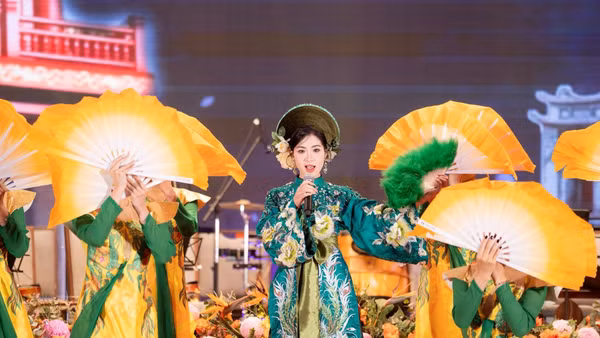 Nhiều ca sĩ trẻ đã coi trang facebook cá nhân là kênh quảng bá hoạt động nghệ thuật, với lượng người theo dõi lớn (Trong ảnh: Ca sĩ Hà Myo đăng tải hình ảnh biểu diễn tại Ấn Độ, ngày 17/3/2026, trên trang Facebook có hơn 350.000 người theo dõi. 