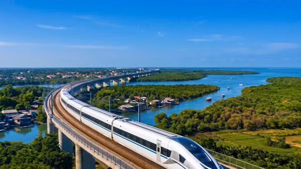 Mô hình dự án đường sắt tốc độ cao Hà Nội- Quảng Ninh, với tổng mức đầu tư hơn 5,6 tỷ USD vừa chính thức khởi công tại Quảng Ninh. Ảnh có sử dụng đồ họa AI