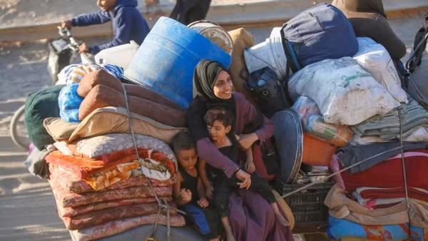 Niềm hạnh phúc của một gia đình Palestine, trên đường trở về nhà.