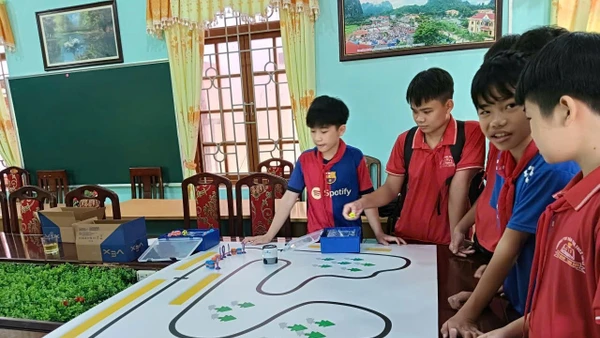 Sau khi được học STEM, mỗi giờ thực hành luôn tràn đầy niềm vui với các em học sinh Trường Phổ thông Dân tộc bán trú Tri Lễ. (Ảnh HOÀNG HẬU) 