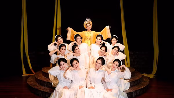 Cảnh trong vở Thái hậu Dương Vân Nga.