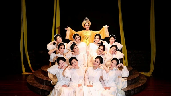 Cảnh trong vở Thái hậu Dương Vân Nga.