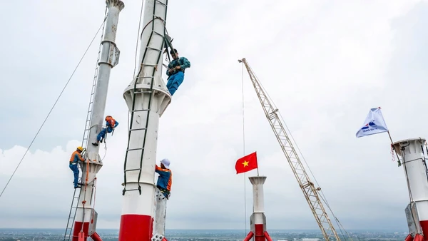 Công trường thi công cột 214 vượt sông Luộc (Thái Bình cũ) thuộc tuyến đường dây 500 kV mạch 3. Ảnh Thành Đạt 