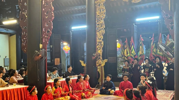 Các em học sinh trong CLB Ca trù An Biên biểu diễn tại đình An Biên.