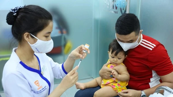 Trẻ nhỏ và người có bệnh mạn tính nên tiêm ngừa các loại vaccine như cúm, phế cầu, sởi, ho gà, RSV. (Ảnh: Phong Lan)