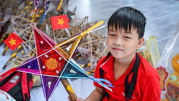 Các em tự tay làm đèn ông sao... 