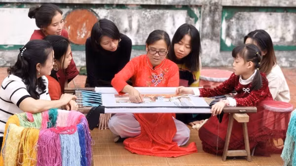 Khách du lịch tham gia các hoạt động trải nghiệm trong tour Về làng học thêu tay. Ảnh: DÃ LIÊN