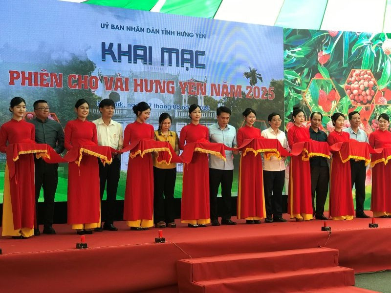 Khai mạc phiên chợ vải Hưng Yên năm 2025.