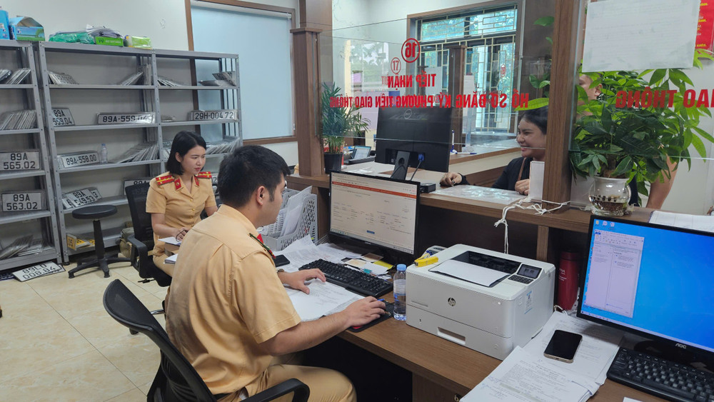 Cán bộ Phòng cảnh sát giao thông Công an tỉnh Hưng Yên phục vụ người dân đến làm thủ tục hành chính. 4-8.jpg