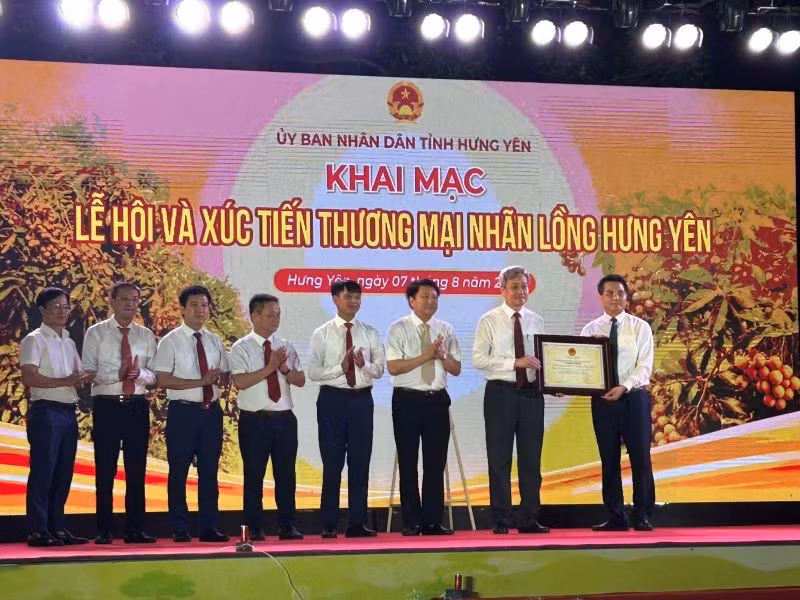 Lãnh đạo tỉnh Hưng Yên trao Chứng nhận “Tri thức trồng và chế biến nhãn lồng Hưng Yên” đưa vào danh mục Di sản quốc gia về văn hóa phi vật thể cho các xã, phường: Hồng Châu, Tân Hưng, Sơn Nam, Tiên Lữ, Khoái Châu, Triệu Việt Vương. (Ảnh: Phạm Hà)