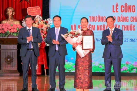 Đại diện Bộ Y tế trao Quyết định công nhận Trường cao đẳng Y tế Thái Bình đạt chất lượng cao.