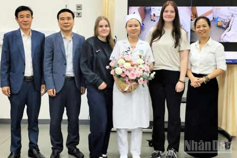 Lãnh đạo trường Cao đẳng Y tế Thái Bình (tỉnh Hưng Yên) chúc mừng sinh viên Nguyễn Thị Như Ý.