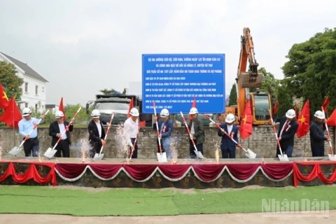 Các đại biểu thực hiện nghi thức khởi công dự án.