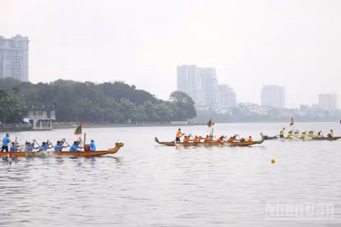 Lễ hội bơi chải thuyền rồng tại Hồ Tây, Hà Nội. (Ảnh: THẾ ĐẠI)
