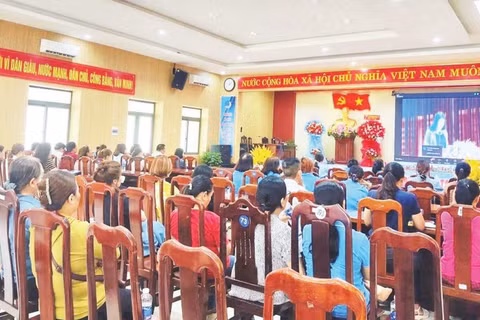 Các đại biểu tại một điểm cầu hội nghị Tư vấn, hỗ trợ pháp lý về thuế cho phụ nữ khởi nghiệp, phát triển kinh doanh do Bộ Tư pháp và Hội Liên hiệp Phụ nữ Việt Nam tổ chức. (Ảnh: HẢI MINH)