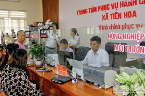 Người dân thực hiện thủ tục hành chính về đất đai tại Ủy ban nhân dân xã Tiên Hoa (tỉnh Hưng Yên).