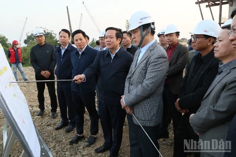 Chủ tịch Ủy ban nhân dân tỉnh Hưng Yên Phạm Quang Ngọc (đứng giữa) kiểm tra tiến độ thi công đường cao tốc CT 08 tại khu vực xây dựng cầu vượt sông Hồng, xã Hồng Vũ.