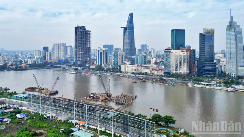 Cầu đi bộ vượt sông Sài Gòn sau hơn 9 tháng khởi công.