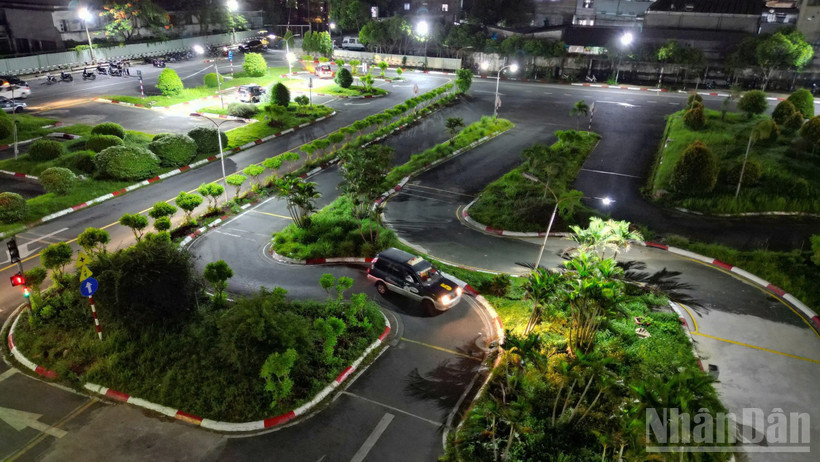 Đông đảo thí sinh miệt mài chờ thi sát hạch lái xe xuyên đêm tại Trung tâm Sát hạch lái xe Miền Đông, phường Long Bình, Thành phố Hồ Chí Minh.