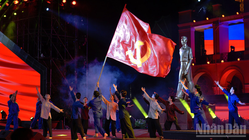 “Hai tay xây dựng một sơn hà” tại điểm cầu Bến Nhà Rồng, Thành phố Hồ Chí Minh