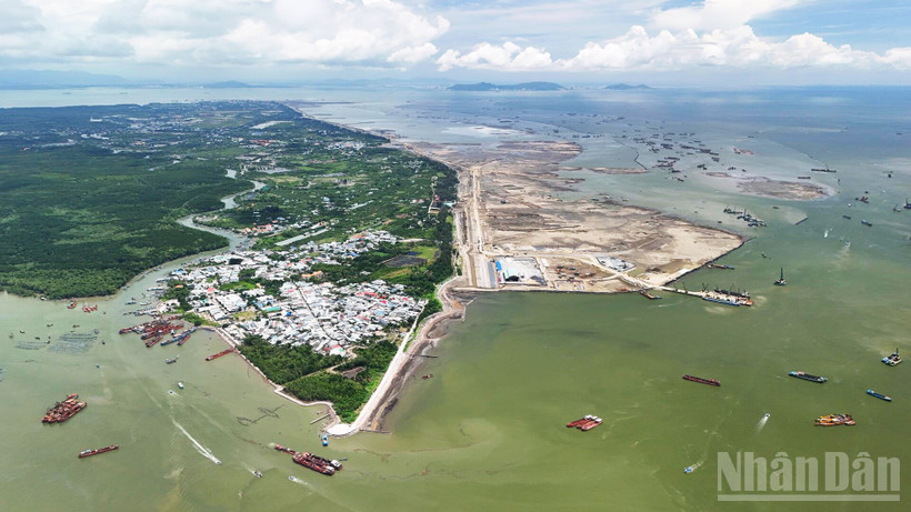 Từ trên cao nhìn xuống Mũi Đồng Tranh, khung cảnh công trường khu đô thị lấn biển ở xã Cần Giờ-Vinhomes Green Paradise hiện lên sống động. Những dải đất mới đang vươn ra phía biển, xen giữa là hàng trăm hecta san lấp với tàu hút bùn, sà lan, cần cẩu hoạt động tấp nập.